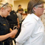 αστυνομικοί συλλαμβάνουν την Λίντα Χοβένσκυ