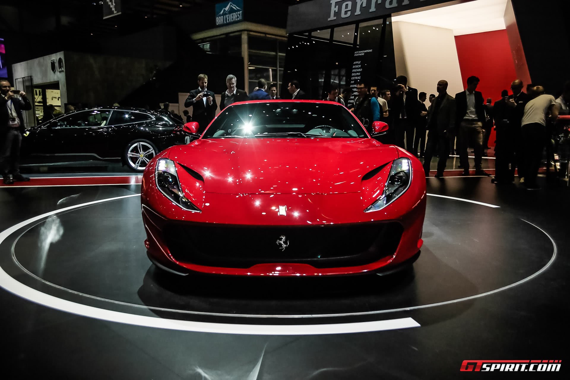 Ferrari 812 Superfast μούρη μπροστά