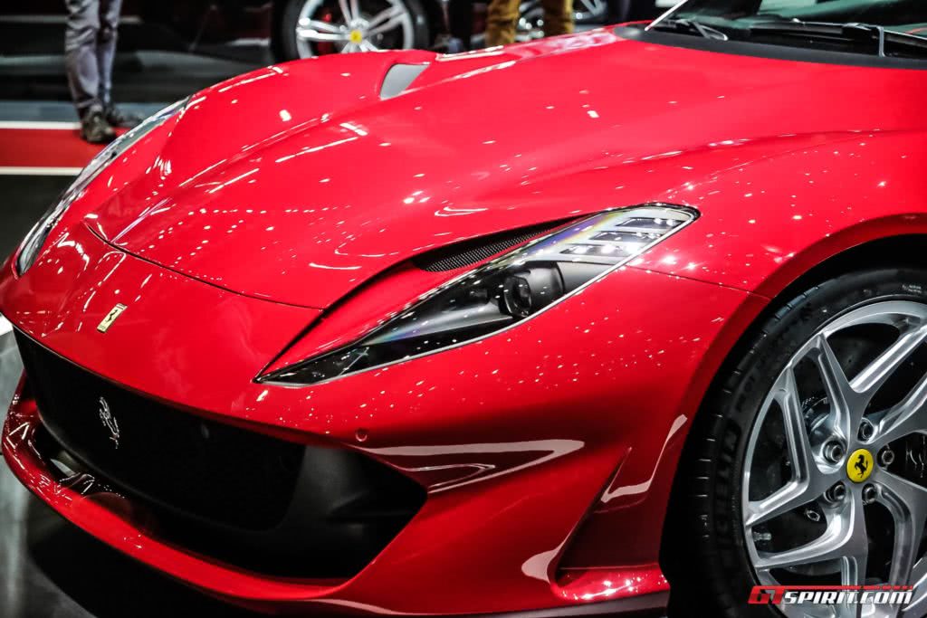 Ferrari 812 Superfast πλαϊνό μπροστινά φώτα