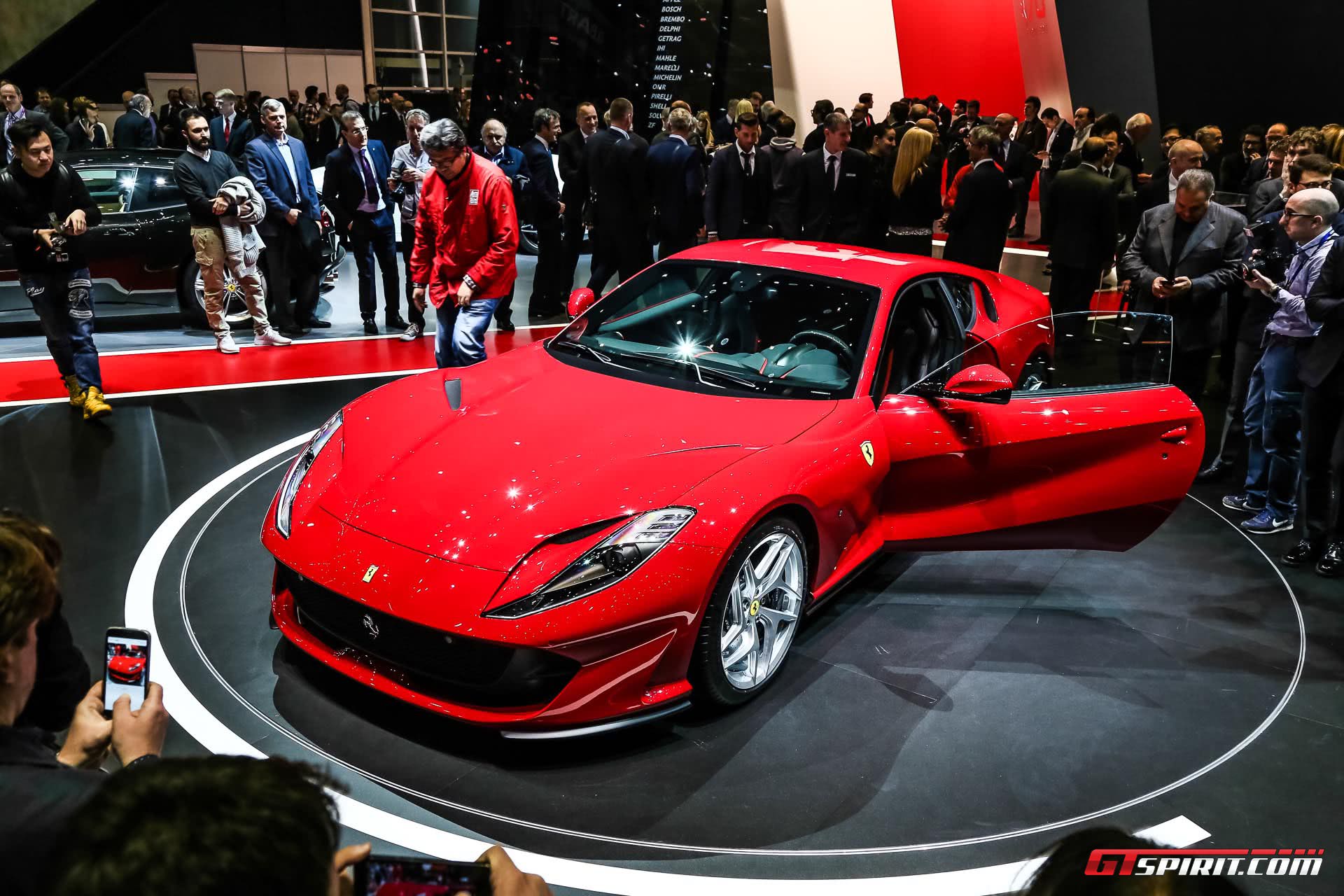 Ferrari 812 Superfast στο σαλόνι αυτοκινήτου με ανοιχτή πόρτα