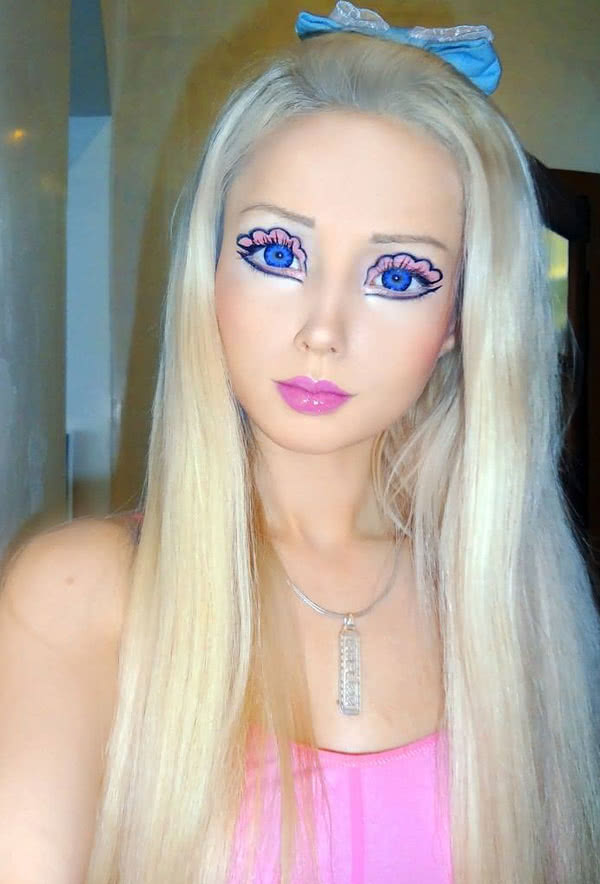 Valeria Lukyanova με ρόζ φόρεμα