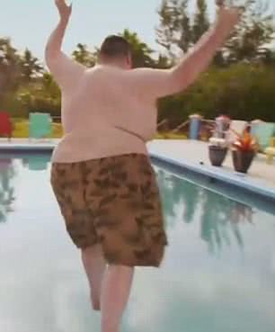 παχύσαρκος άνδρας πέφτει σε πισίνα