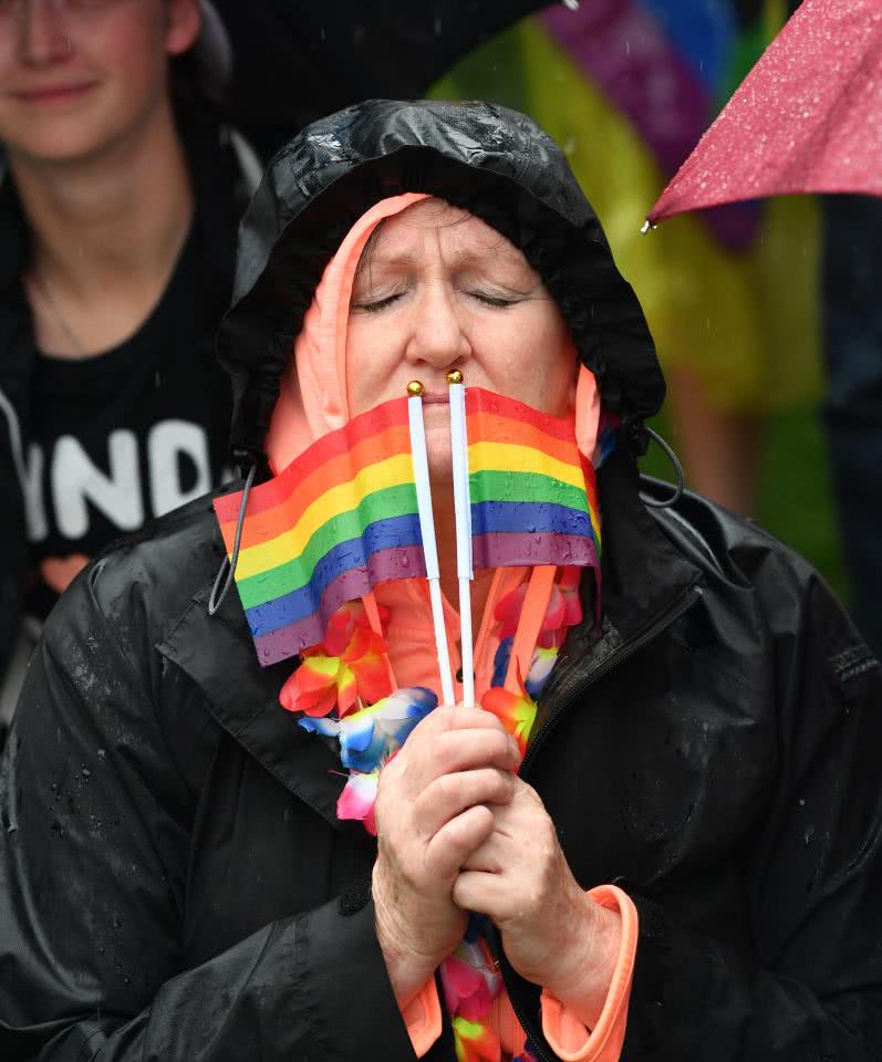 γυναίκα με σημαίες ομοφυλοφίλων