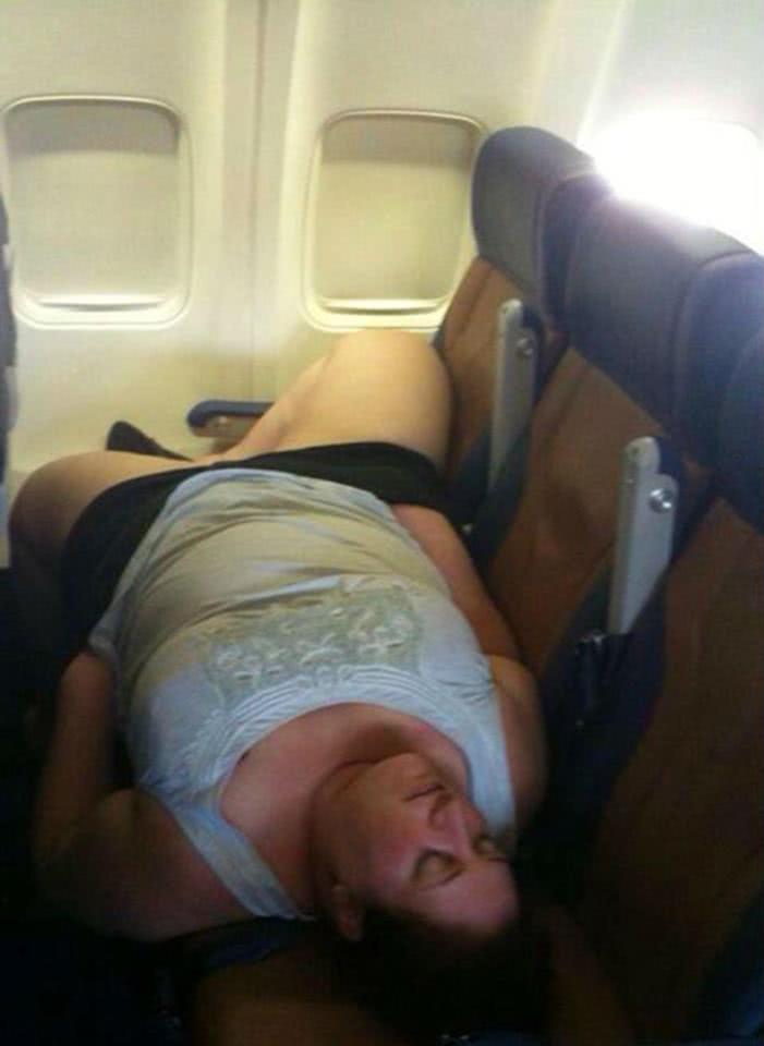 νεαρός κοιμάται σε πτήση