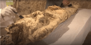 αιγυπτιακή μούμια με αρχαιολόγους