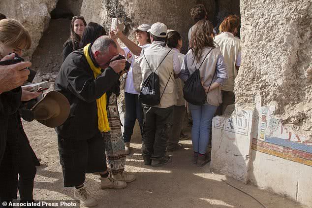 τουρίστες μπαίνουν σε αιγυπτιακό ναό