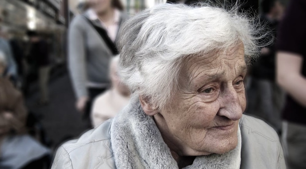 ηλικιωμένη γυναίκα