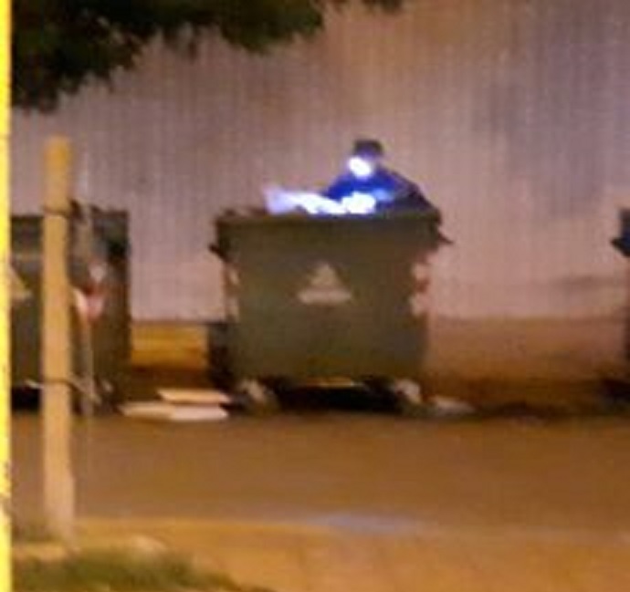άνδρας ψάχνει κάδους