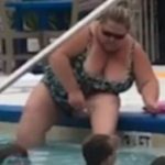 γυναίκα σε πισίνα