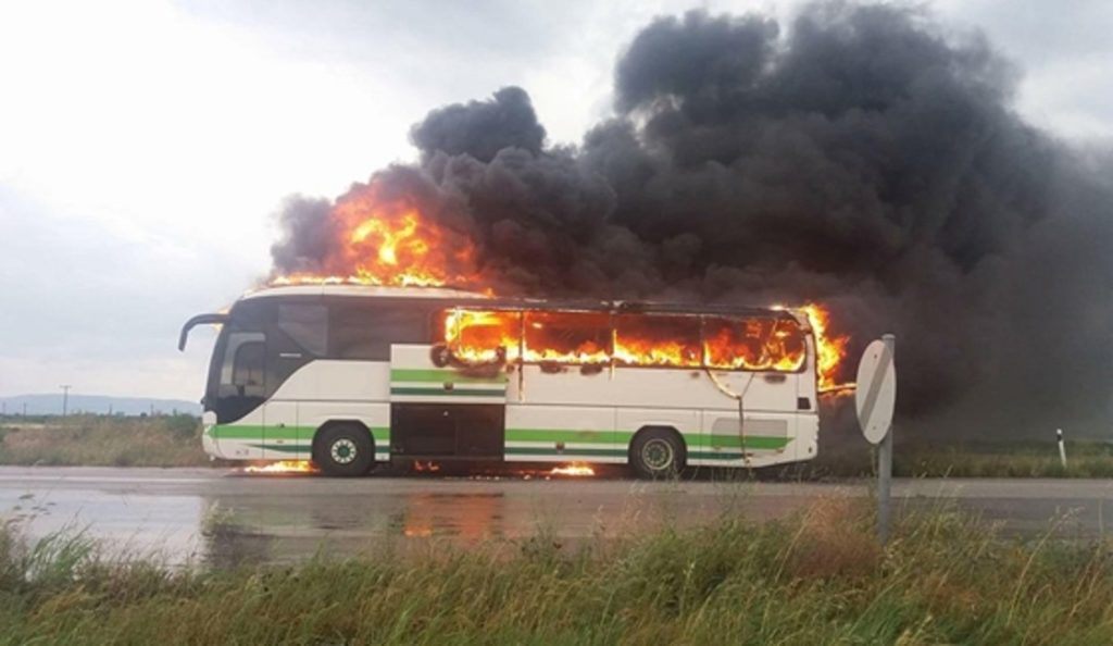 λεωφορείο σε φλόγες