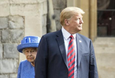 O Trump χθες εκνεύρισε τη βασίλισσα Ελισάβετ όχι 1 αλλά 3 φορές [βίντεο]