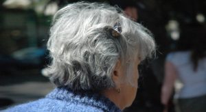 ηλικιωμένη γυναίκα