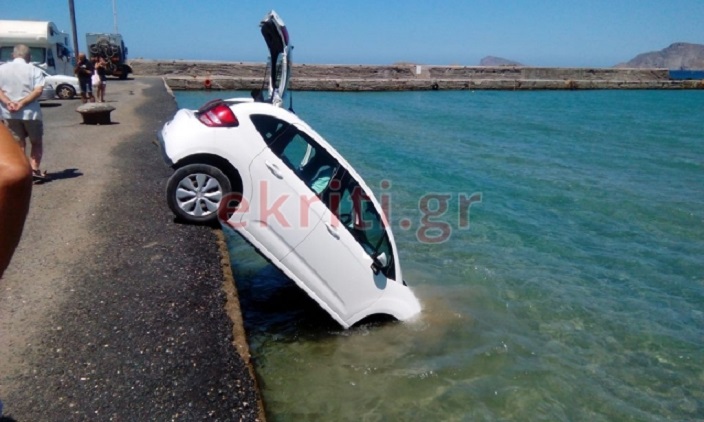 αυτοκίνητο στο νερό