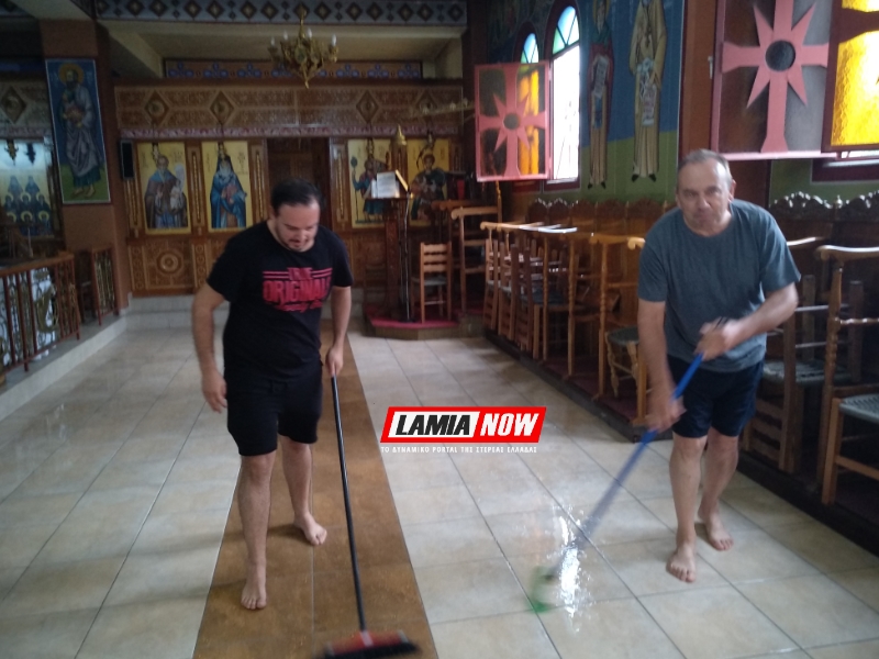 άντρες σκουπίζουν ναό