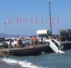 Κρήτη Μπέρδεψε τις ταχύτητες και έπεσε στη θάλασσα Kafto