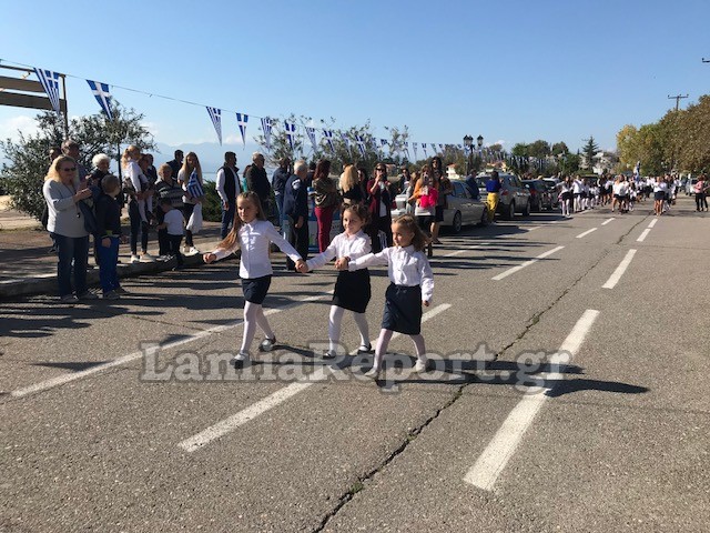 μαθήτριες παρελαύνουν