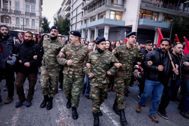 στρατιώτες