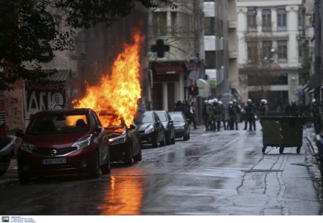 αυτοκίνητο στις φλόγες