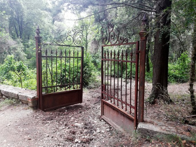υπάρχουν πολλές φθορές στα οικήματα