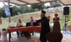 viral βίντεο με ιερέα που χορεύει το εδώ παπάς εκεί παπάς