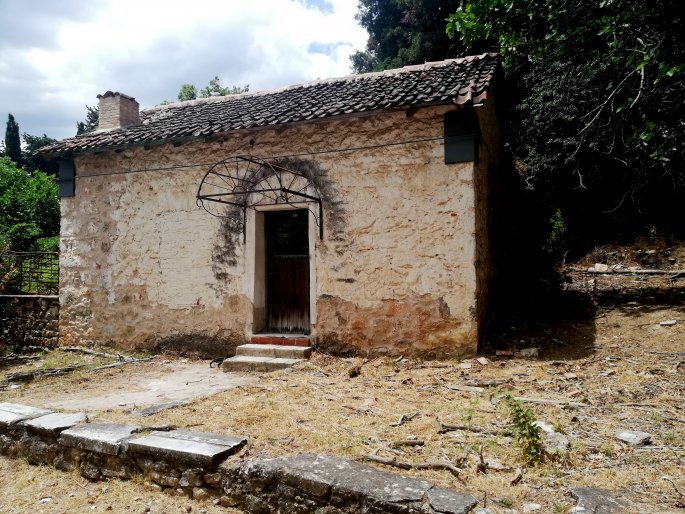 τα παλιά ανάκτορα, ρημάζουν από την υγρασία και το χρόνο