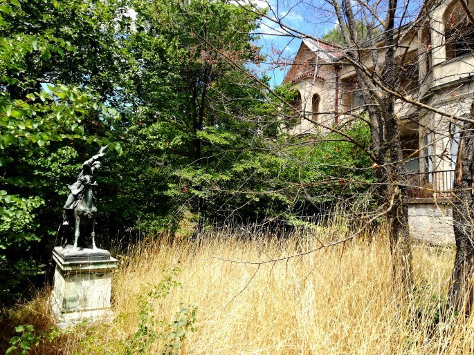 τα πρώην βασιλικά κτήματα, έχουν εγκαταλειφθεί