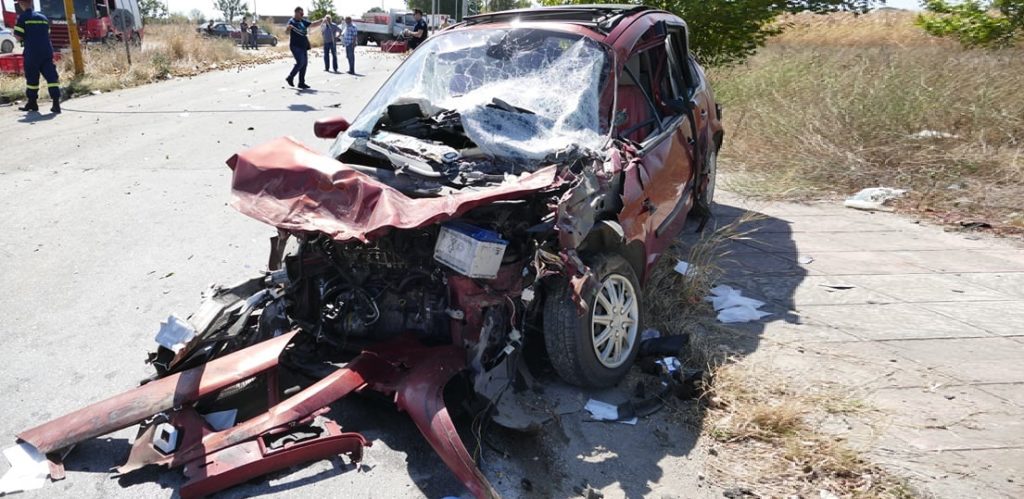 σφοδρή σύγκρουση στη λάρισα αυτοκινήτων με φορτηγό