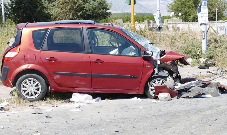 στο ένα αυτοκίνητο, επέβαιναν πέντε άτομα