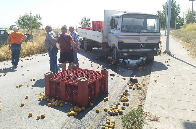 το φορτηγό μετέφερε φρούτα